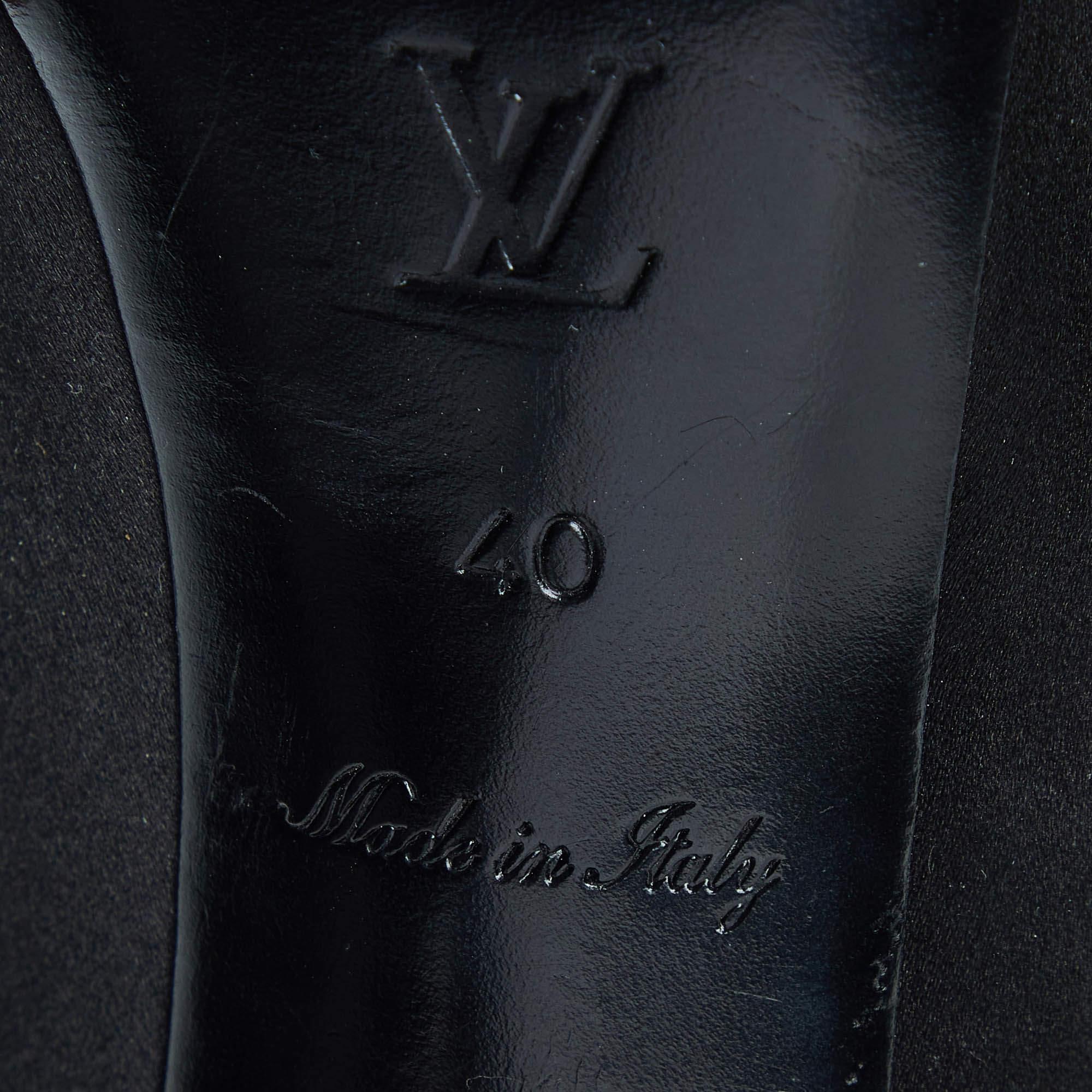Louis Vuitton Schwarze Satin verzierte Peep Toe Pumps mit Peep Toe Größe 40 im Angebot 4