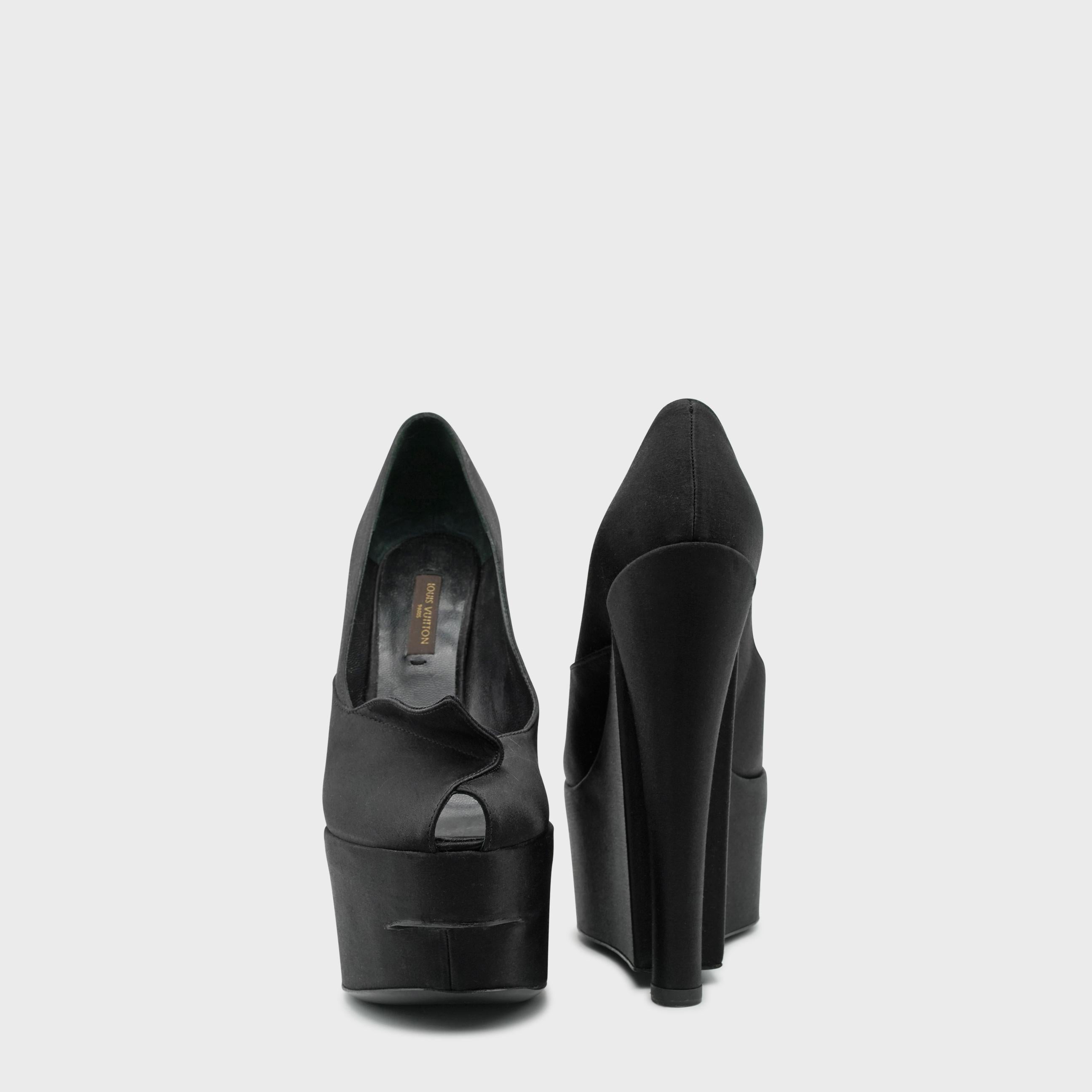 Nero Louis Vuitton - Décolleté con plateau in raso nero di Marc Jacobs, A/I 2008 in vendita