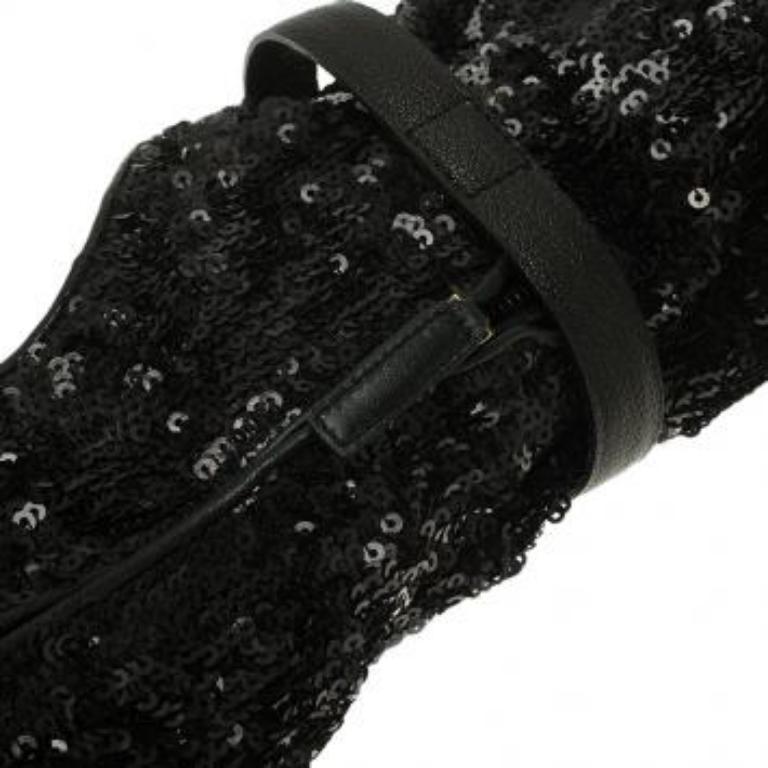 Si vous aimez les chaussures, cette paire est faite pour vous. Que vous préfériez le classique ou l'audacieux, ces bottes à paillettes Louis Vuitton sont parfaites pour une soirée. Les bottines sont ornées de paillettes noires brodées sur l'ensemble