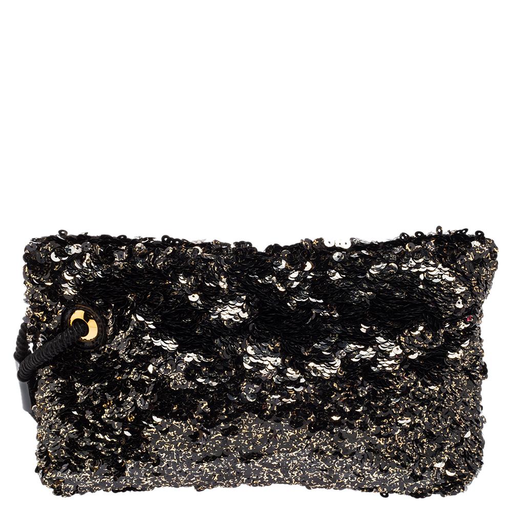 Made into an eye-catching and aesthetically-pleasing silhouette, this Pochette Rococo clutch from Louis Vuitton is impossible to miss! It is made from black sequins on the exterior and is embellished with a gold-toned logo plaque on the front. Style
