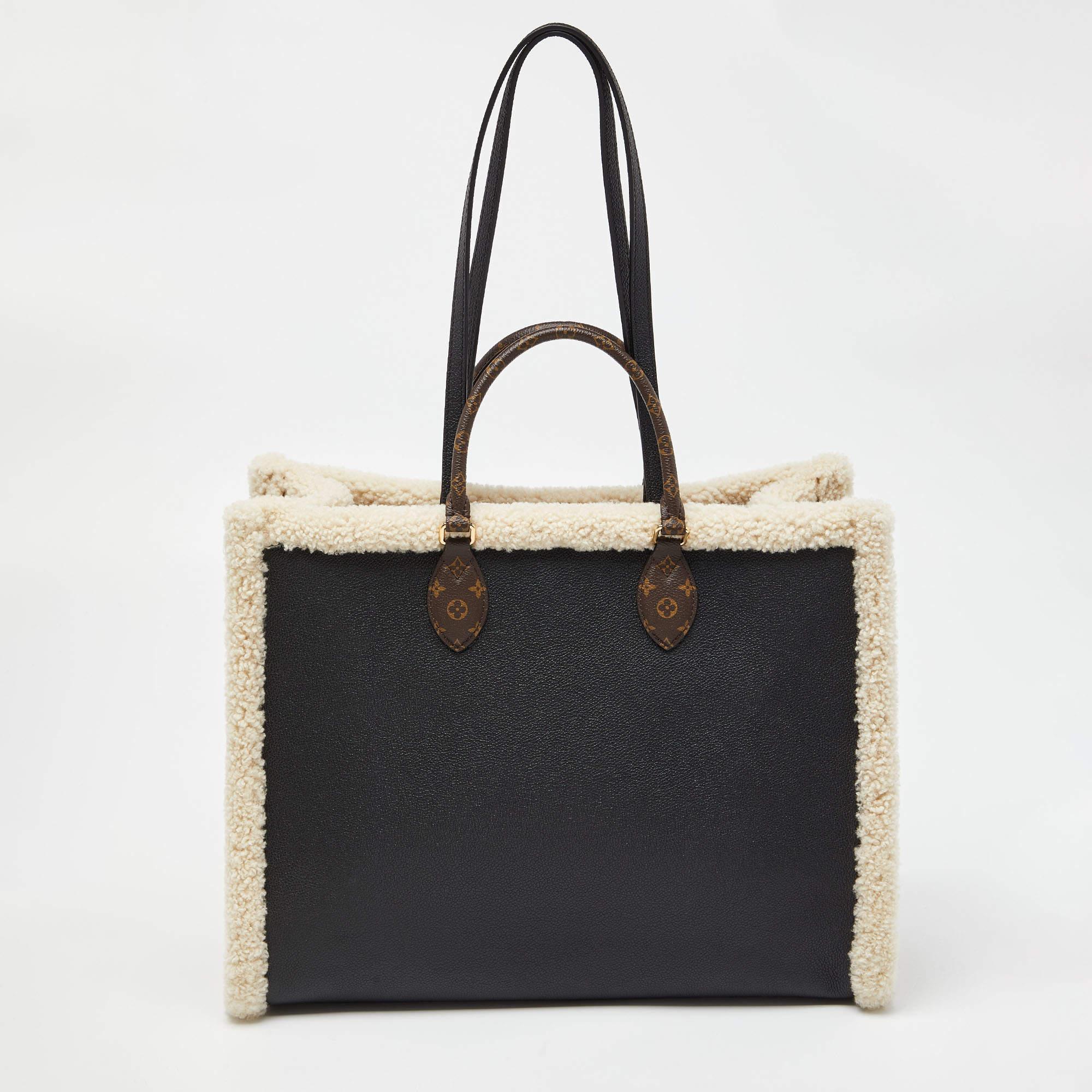 Designer bags are ideal companions for ample occasions! Here we have a fashion-meets-functionality piece crafted with precision. It has been equipped with a well-sized interior that can easily fit your essentials.

