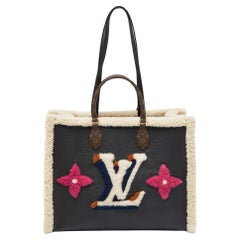 Louis Vuitton OnTheGo GM Tasche aus schwarzem Shearling mit Monogramm