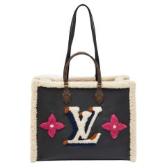Louis Vuitton OnTheGo GM Tasche aus schwarzem Shearling mit Monogramm