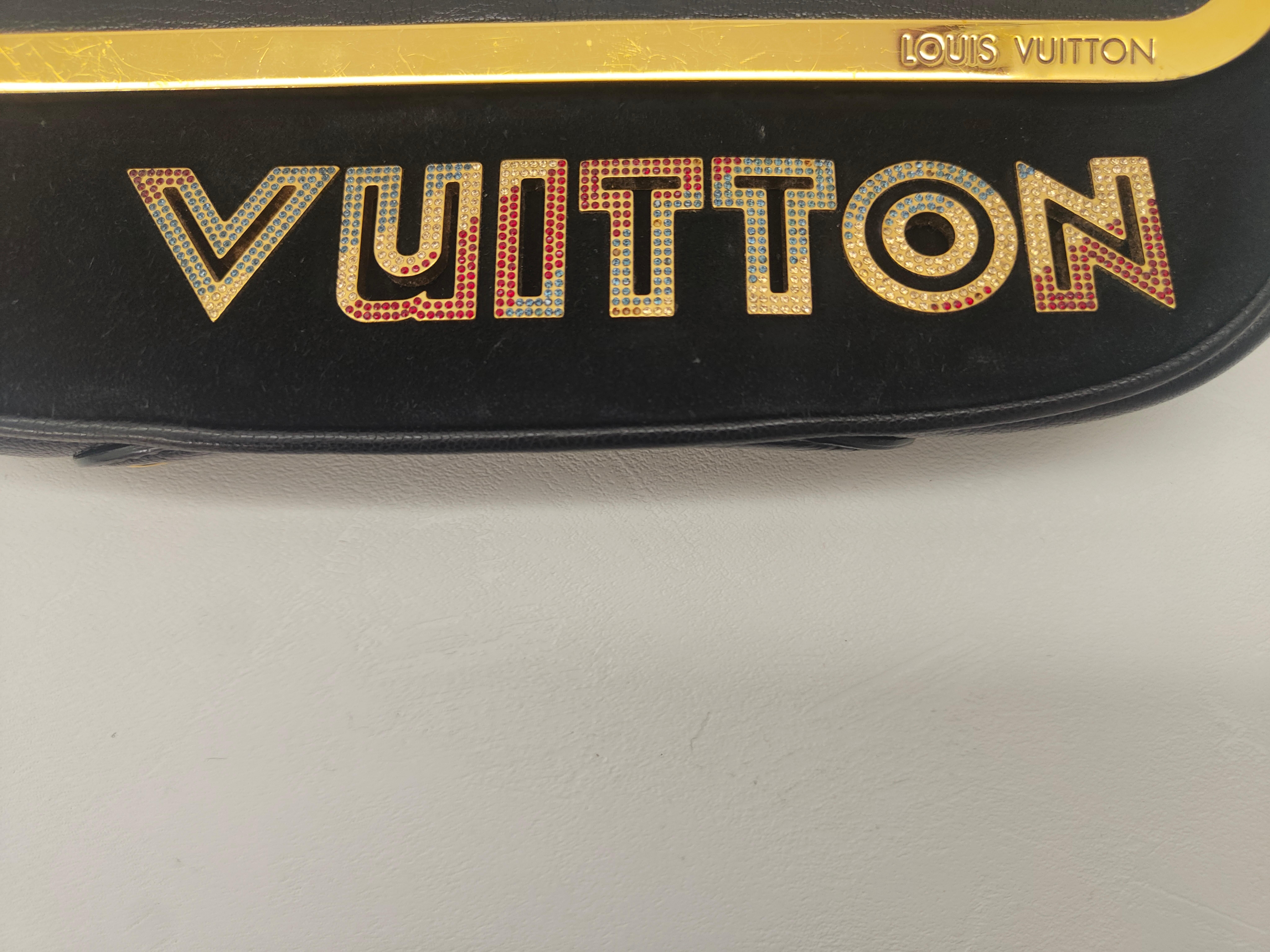 Schwarze Umhängetasche von Louis Vuitton mit Pochette im Angebot 1