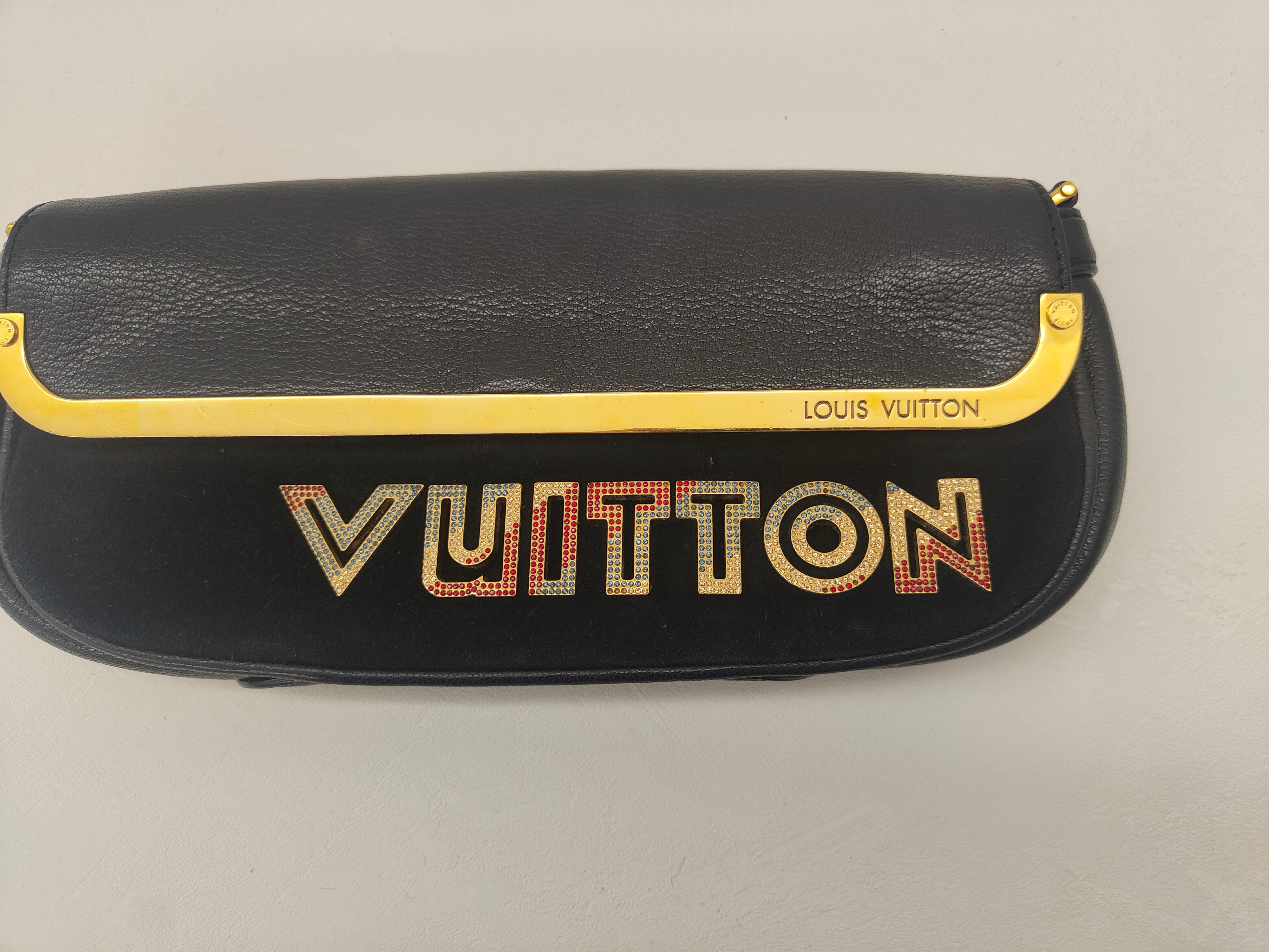 Louis Vuitton - Sac à bandoulière noir pochette Unisexe en vente