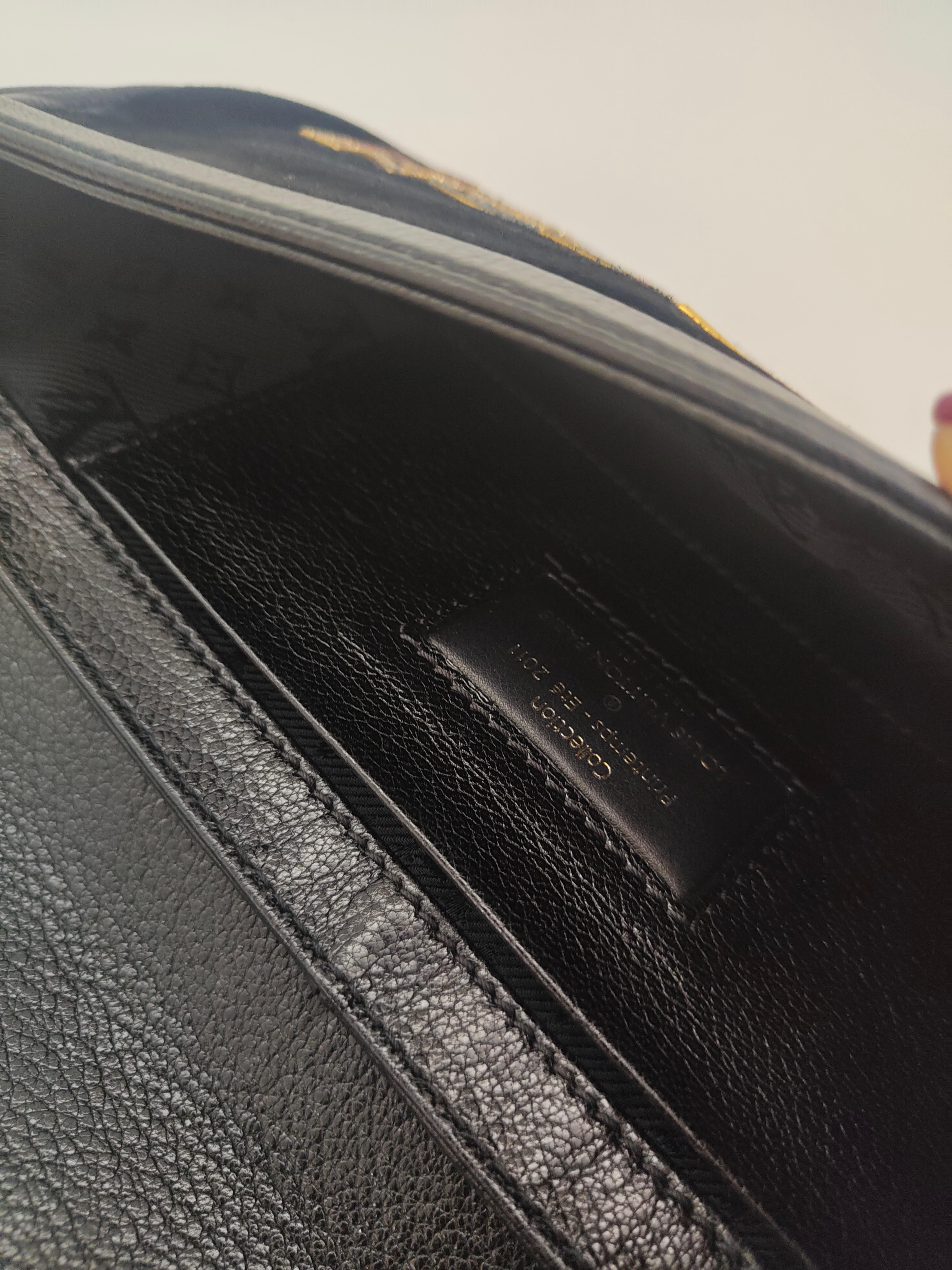 Louis Vuitton black shoulder bag pochette For Sale 3