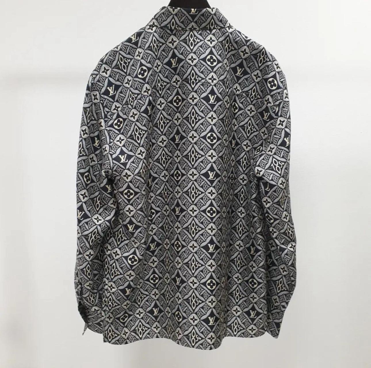 100% authentic Louis Vuitton Since 1843 blouse in black and ivory silk (100%). 
Features all-over monogram print and pointed collar. 
Closes with buttons down the front. Has been worn and is in excellent condition. 
2020 Fall/Winter 
As seen on