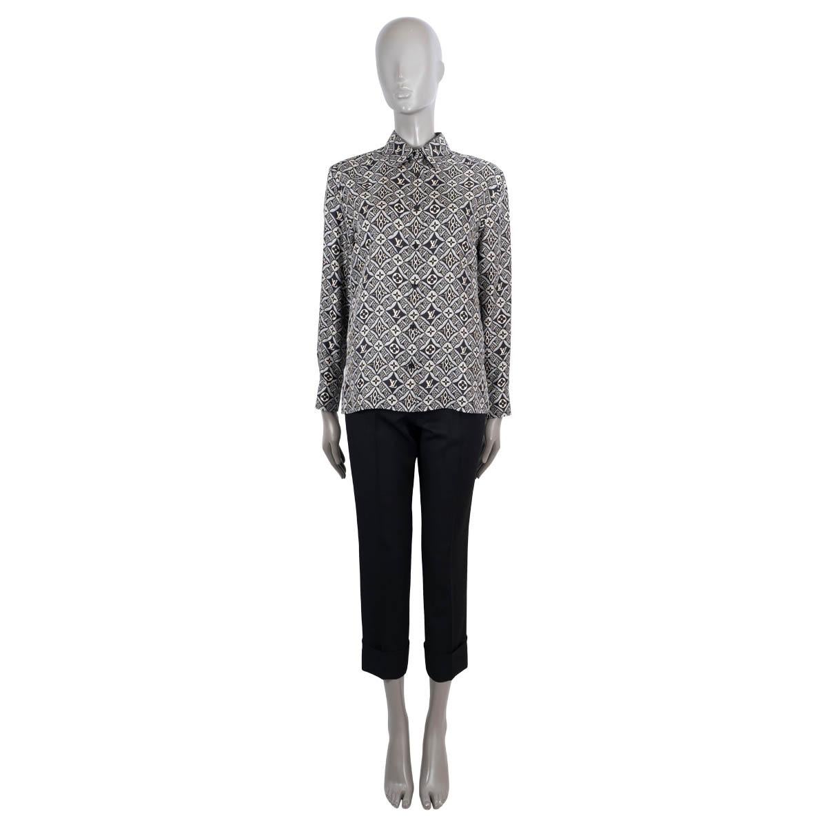 100% authentic Louis Vuitton Since 1843 blouse in black and ivory silk (100%).  Features all-over monogram print and pointed collar. Closes with buttons down the front. Has been worn and is in excellent condition.

2020 Fall/Winter

As seen on