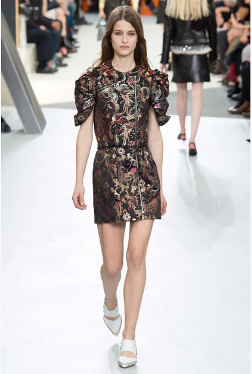 LOUIS VUITTON

Colección 2015 

Vestido negro que irradiaba bordados metálicos

Especificación: seda

Mangas cortas, cremallera trasera, cremallera delantera, escote redondo

Talla EU 40 

De segunda mano, ¡excelente estado!
 garantía de