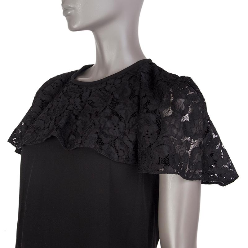 Louis Vuitton shift dress in black silk (100%). With crew neck and ruffled cape in monogram lace. Closes with hook and silver-tone zipper on the back. Unlined. Has been worn and is in excellent condition. 

Tag Size 40
Size M
Bust 94cm (36.7in) to