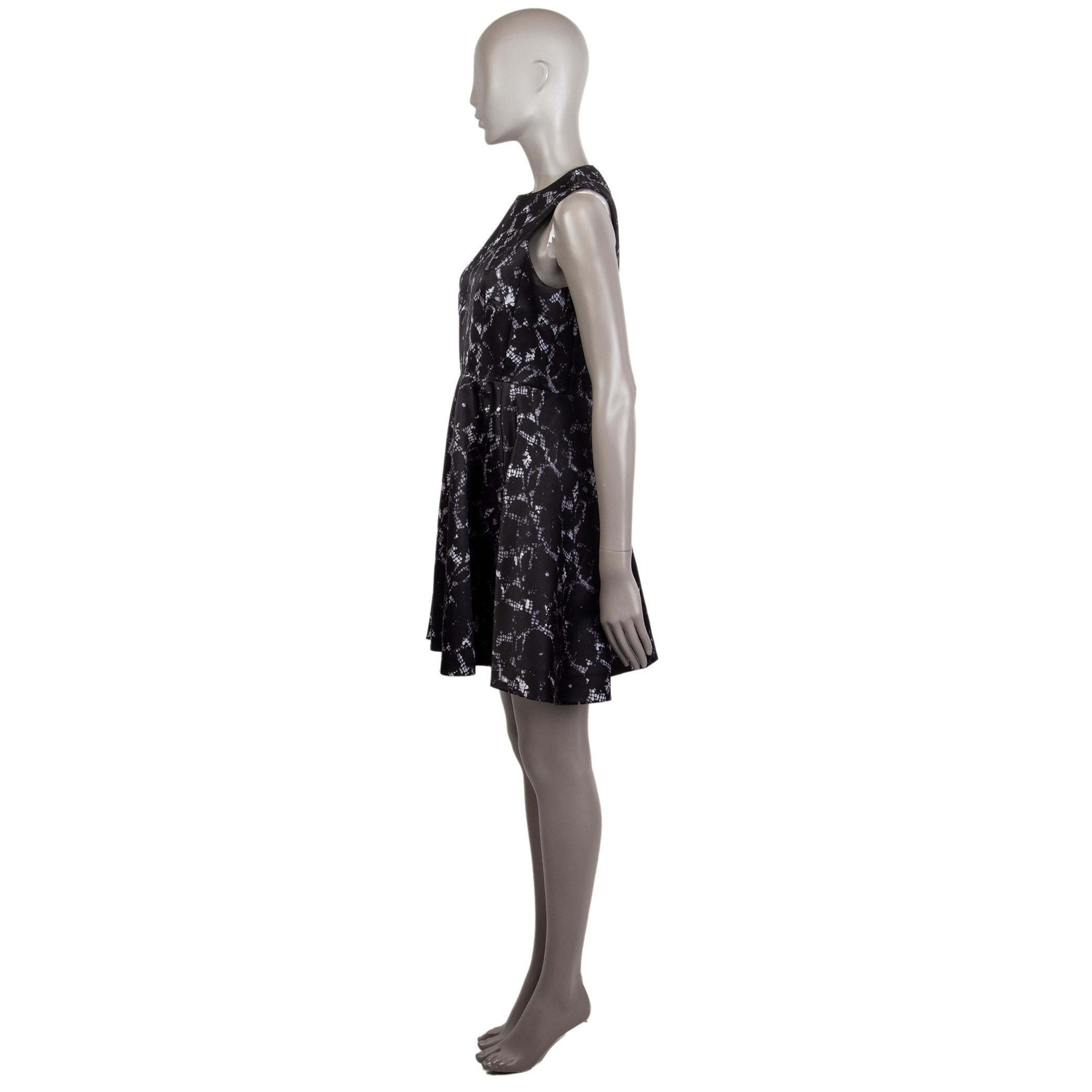 Louis Vuitton sleeveless snake-print flared dress in black, grey and white silk (100%) with a round neck. Closes on the back with a concealed zipper. Has two front slit pockets. Unlined. Has been worn and is in excellent condition. 

Tag Size