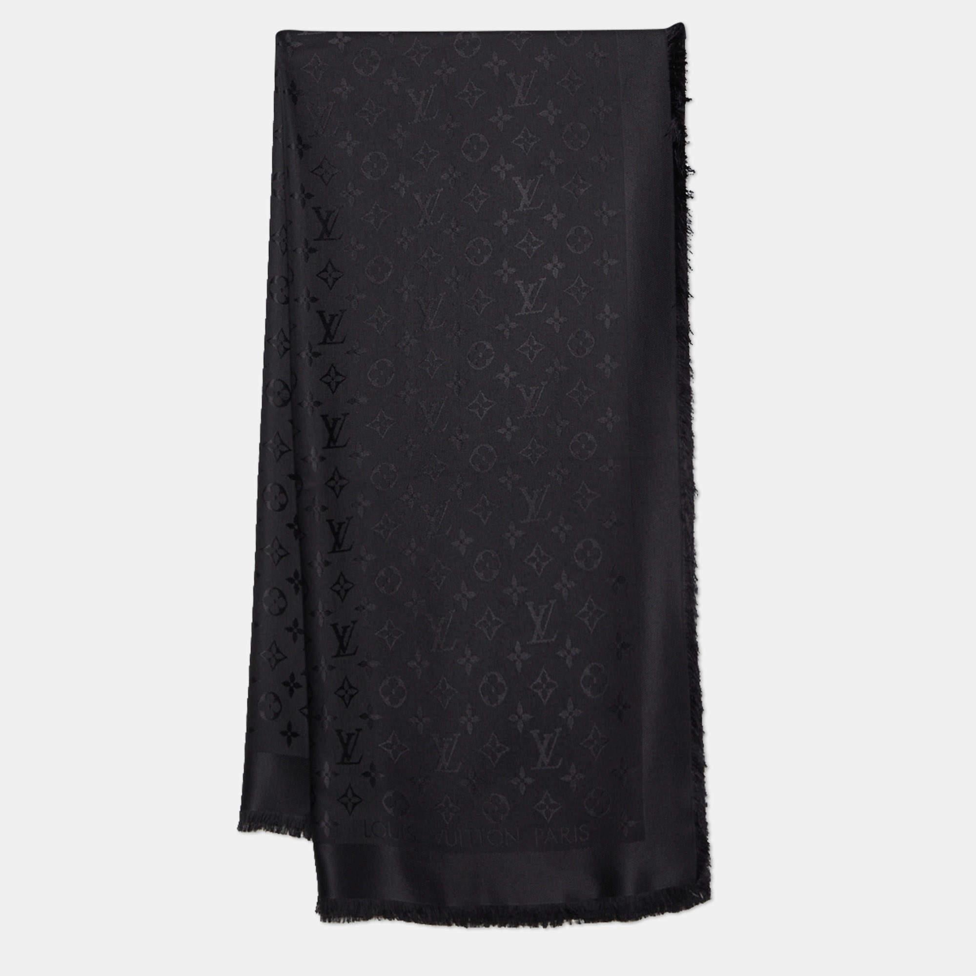 For days when you want your accessory to essay your style, this Louis Vuitton Classique Monogram shawl is perfect. It carries a gorgeous shade with the signature Monogram all over it. This shawl is created from quality fabrics for a luxurious feel