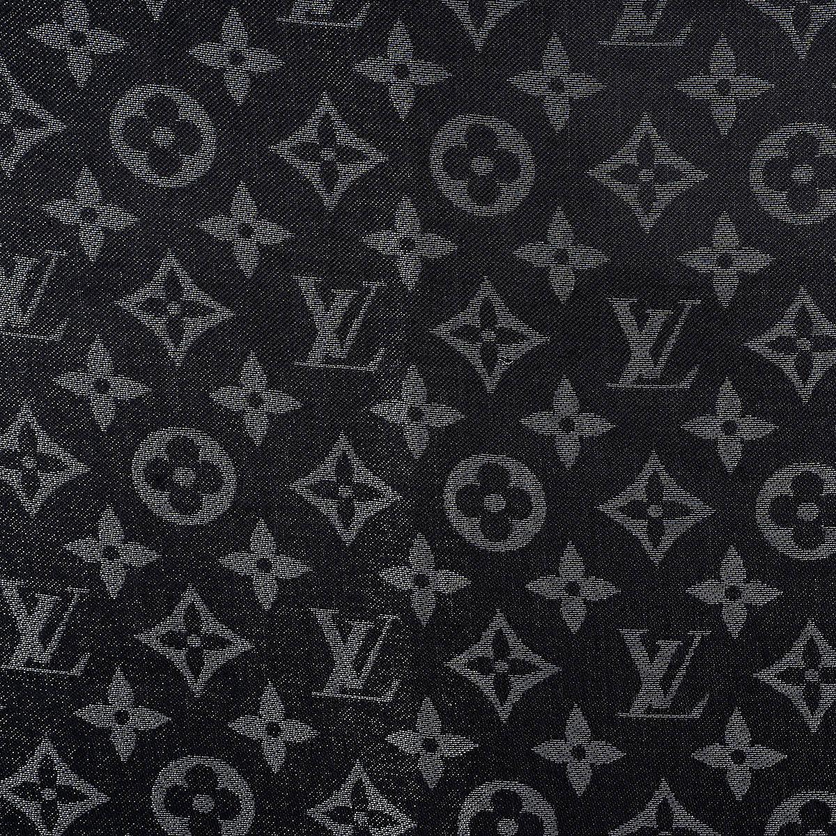 100% autentico scialle Monogram Shine di Louis Vuitton in seta argento metallizzato (50%), metallo (30%) e lana (20%). È stato indossato una sola volta ed è in condizioni praticamente nuove. 

Misure
Larghezza	142cm (55.4in)
Lunghezza	142cm