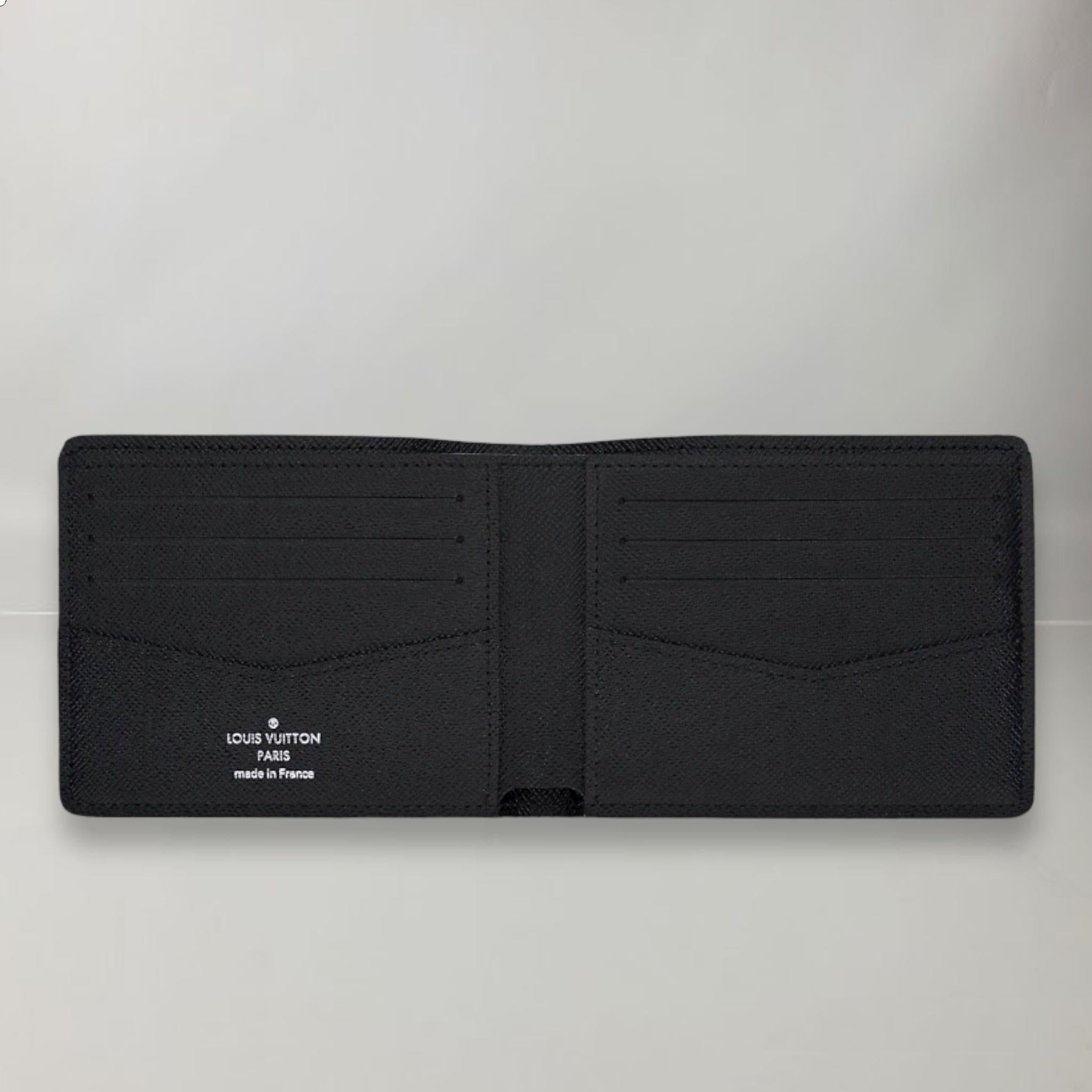 End by name, end by nature. This compact Taïga leather wallet contains all your essentials and slips easily into a pocket.
Taiga Leather
Cross grain leather lining
Eight card slots
A compartment for bills