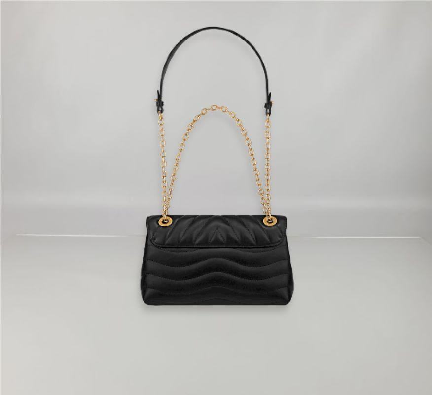 Diese Kettentasche hat eine goldfarbene Vintage-Kette und das Innere ermöglicht dank 2 Fächern, einer zentralen Reißverschlusstasche und einer flachen Tasche eine einfache Organisation der Essentials einer Frau. Kettenabstand: 31 cm. Kettenabstand