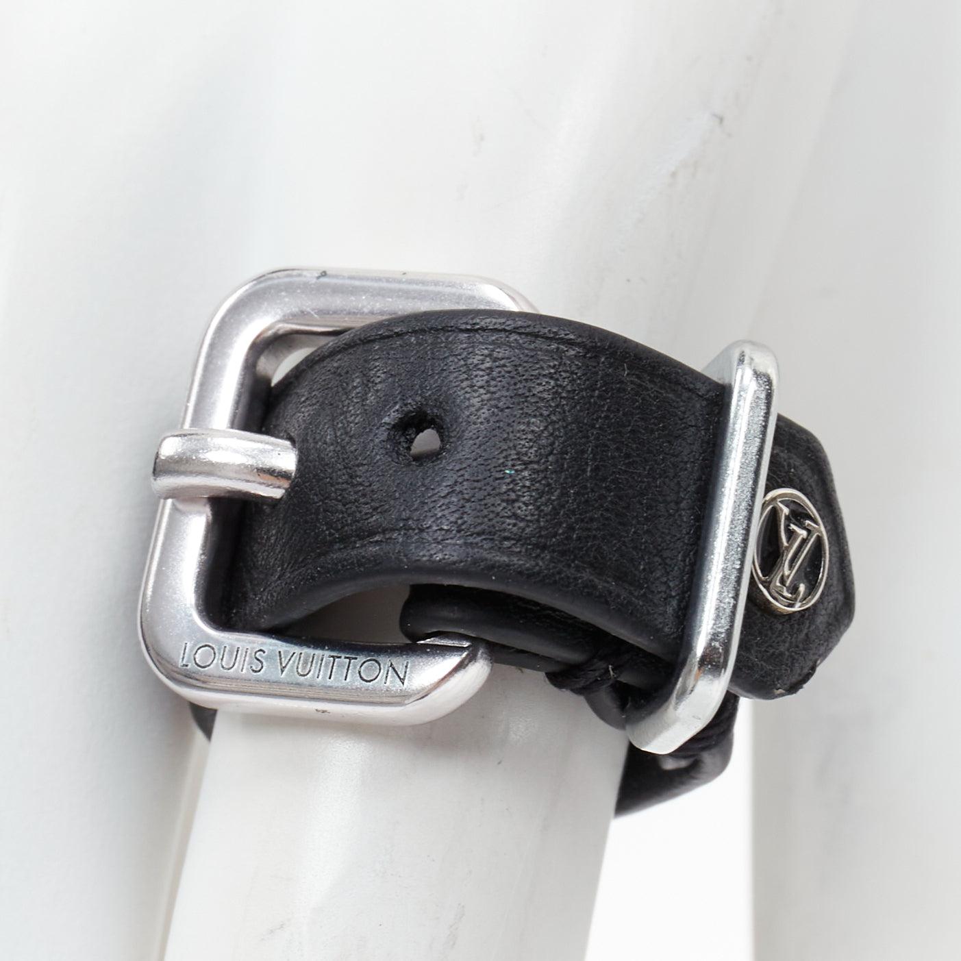 LOUIS VUITTON black soft leather silver LV logo buckle ring
Reference: TGAS/E00850
Brand: Louis Vuitton
Material: Leather, Metal
Color: Black, Silver
Pattern: Solid
Closure: Belt

CONDITION:
Condition: Good, this item was pre-owned and is in good