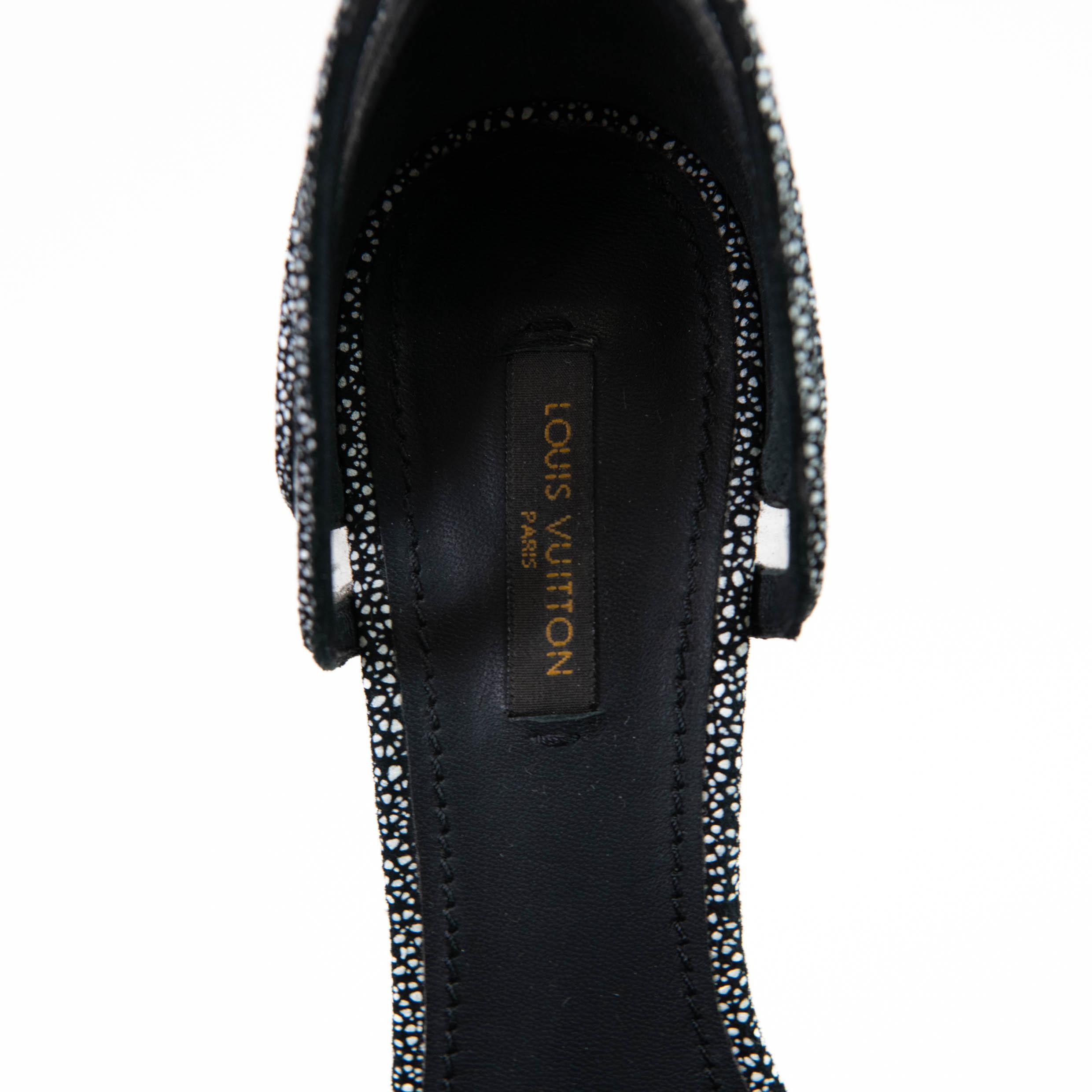 100% Authentic 

Louis Vuitton Black Speckle Suede Cut Out Sandals Size 36

Contact us with any Questions 

Very Good Condition- wear to soles

RC530482

NM12.6.24

Louis Vuitton bags are the epitome of timeless elegance and luxury in the world of
