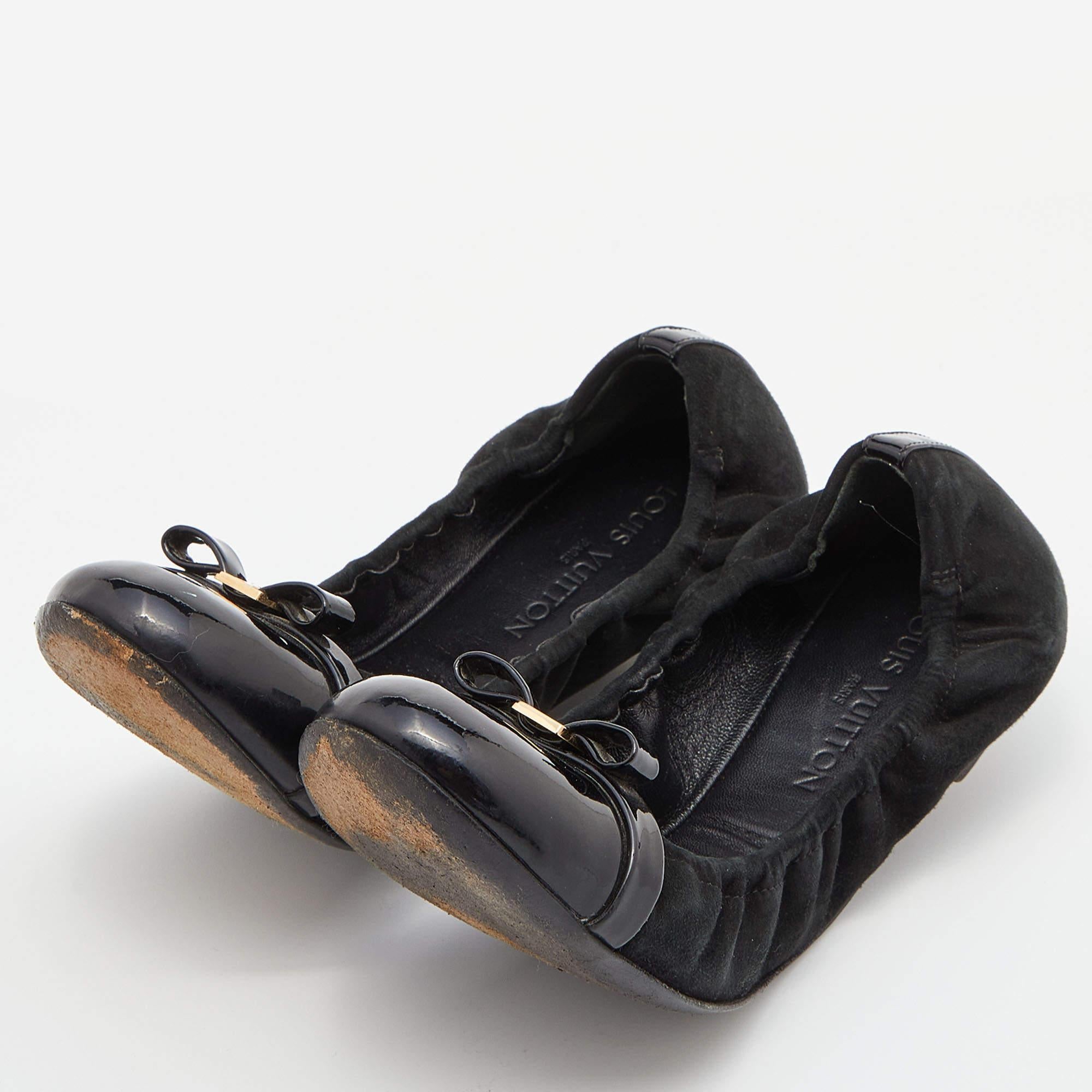 Frame your feet with these designer flat sandals. Created using the best materials, the flats are perfect with short, midi, and maxi hemlines. 