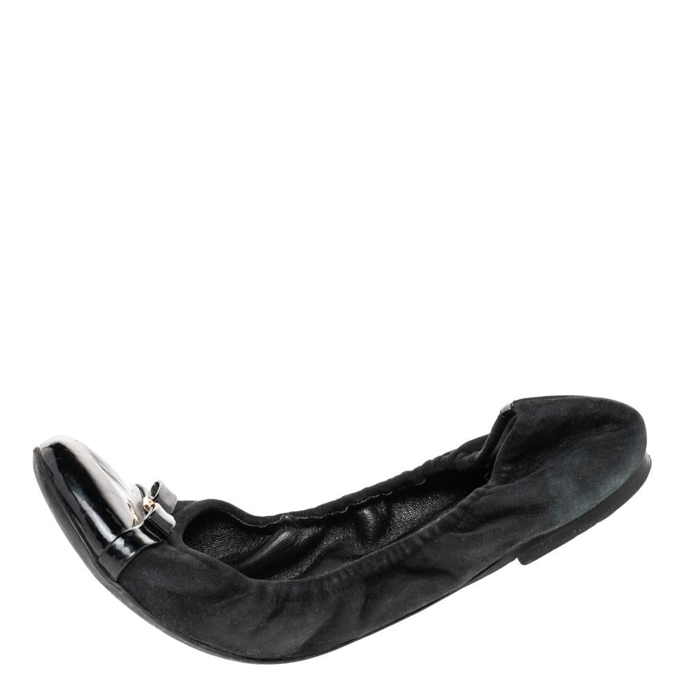 These Louis Vuitton ballet flats are simply elegant and luxe. Crafted from suede, they flaunt cap toes covered in patent leather, little bows on the uppers, and a scrunch style to give you a good fit. The pair is complete with comfortable insoles.