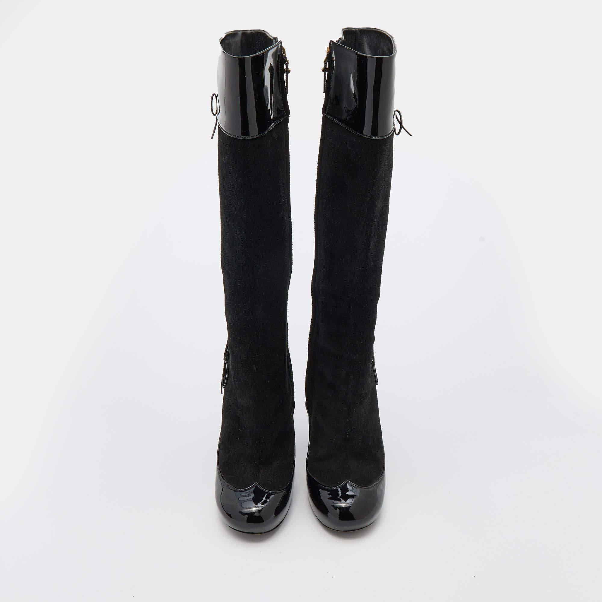 These boots are designed to offer you style without compromising on comfort. Created from durable materials, they flaunt functional heels, comfortable soles, and a zipper closure.

