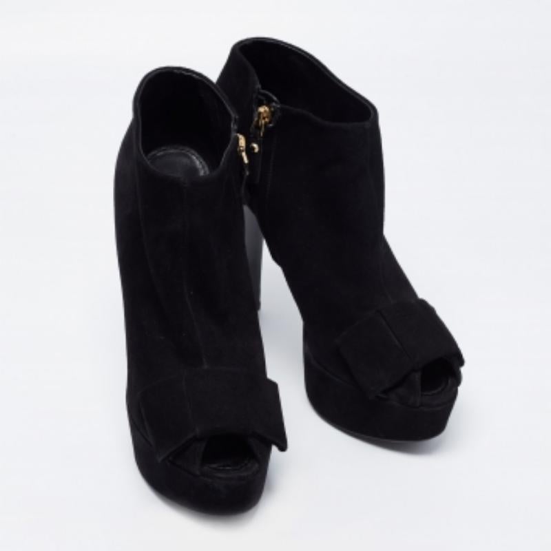 Estos botines de Louis Vuitton son lo que le ha faltado a tu armario de zapatos durante todo este tiempo. Fabricados en ante, estos botines se han diseñado con peep toes y cremalleras laterales.