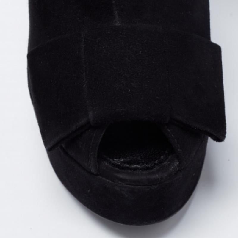 Louis Vuitton Botines con puntera abierta y lazo de ante negro Talla 36.5 en venta 1