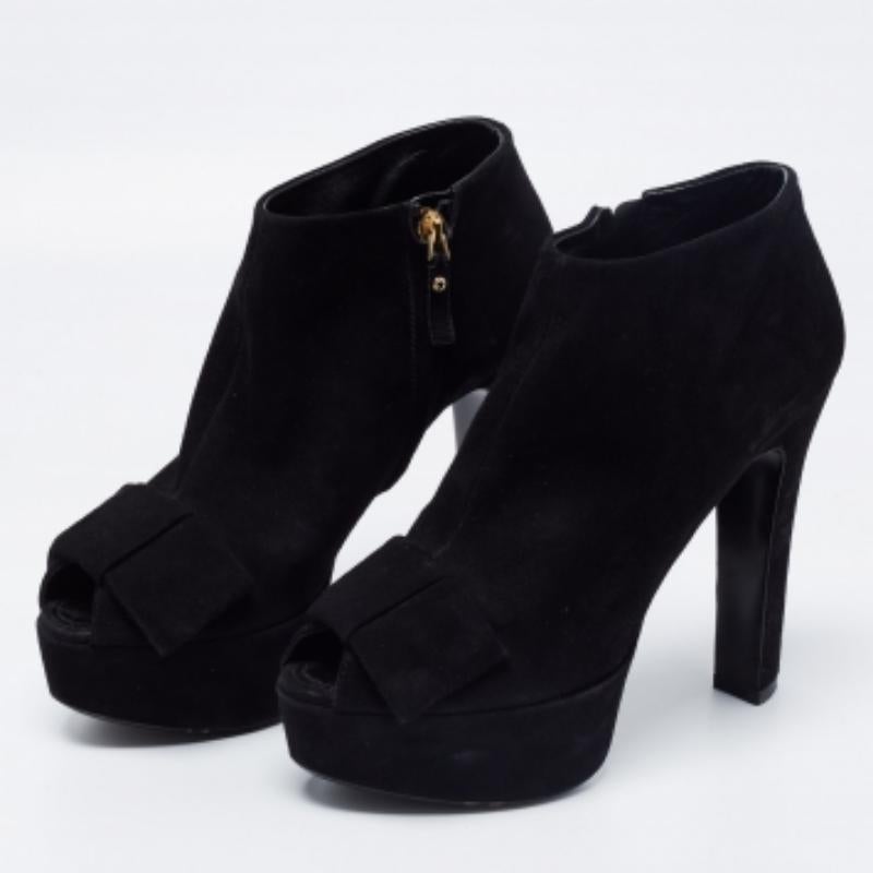 Louis Vuitton Botines con puntera abierta y lazo de ante negro Talla 36.5 en venta 3