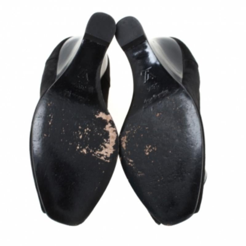 Louis Vuitton Schwarz Wildleder Schmetterling Peep Toe Keil Pumps Größe 38,5 im Zustand „Relativ gut“ im Angebot in Dubai, Al Qouz 2