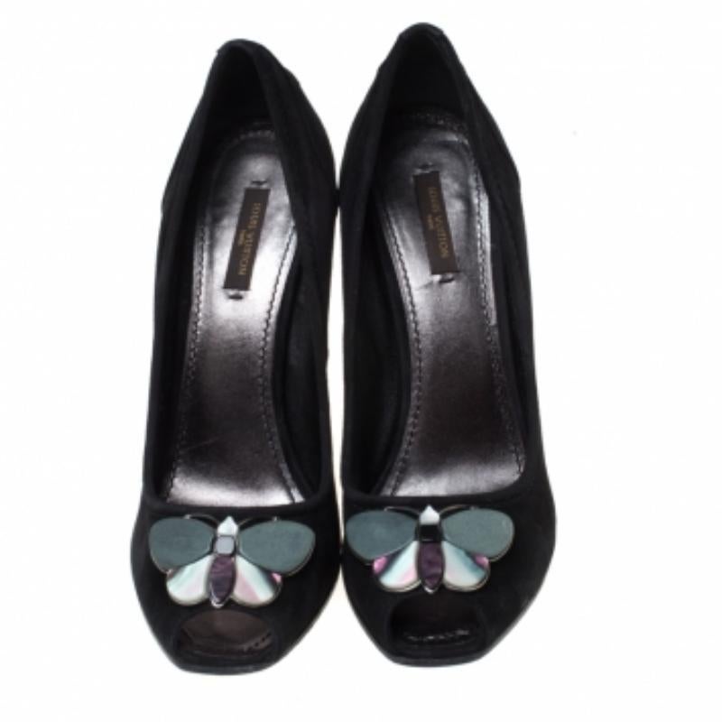 Louis Vuitton Schwarz Wildleder Schmetterling Peep Toe Keil Pumps Größe 38,5 im Angebot 1