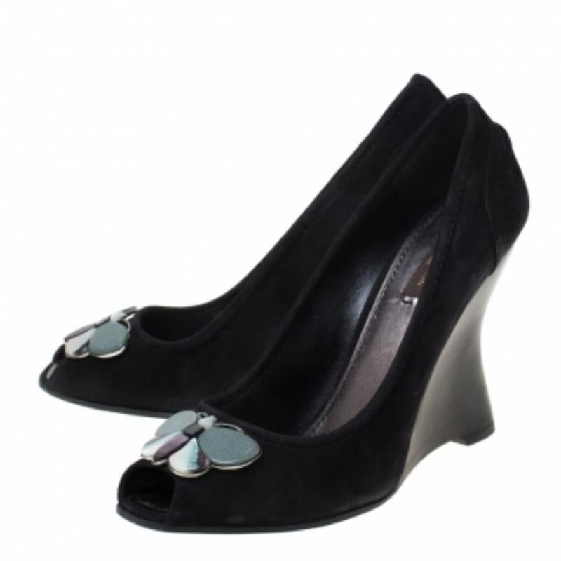 Louis Vuitton Schwarz Wildleder Schmetterling Peep Toe Keil Pumps Größe 38,5 im Angebot 4