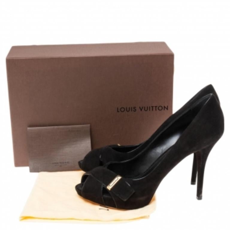 Ces escarpins noirs Louis Vuitton pour femme sont fabriqués en daim et présentent un bout croisé qui encadre joliment vos pieds. Elles sont doublées de cuir, rehaussées de ferrures dorées et montées sur des plates-formes basses et des talons de 11