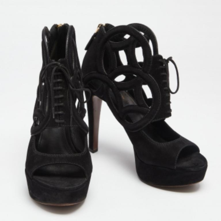 Estas sandalias Louis Vuitton, exquisitamente elaboradas en piel y diseñadas con recortes, han sido creadas para elevar tus conjuntos y tu espíritu. Las cremalleras se detallan en los contrafuertes, y las sandalias se equilibran sobre tacones