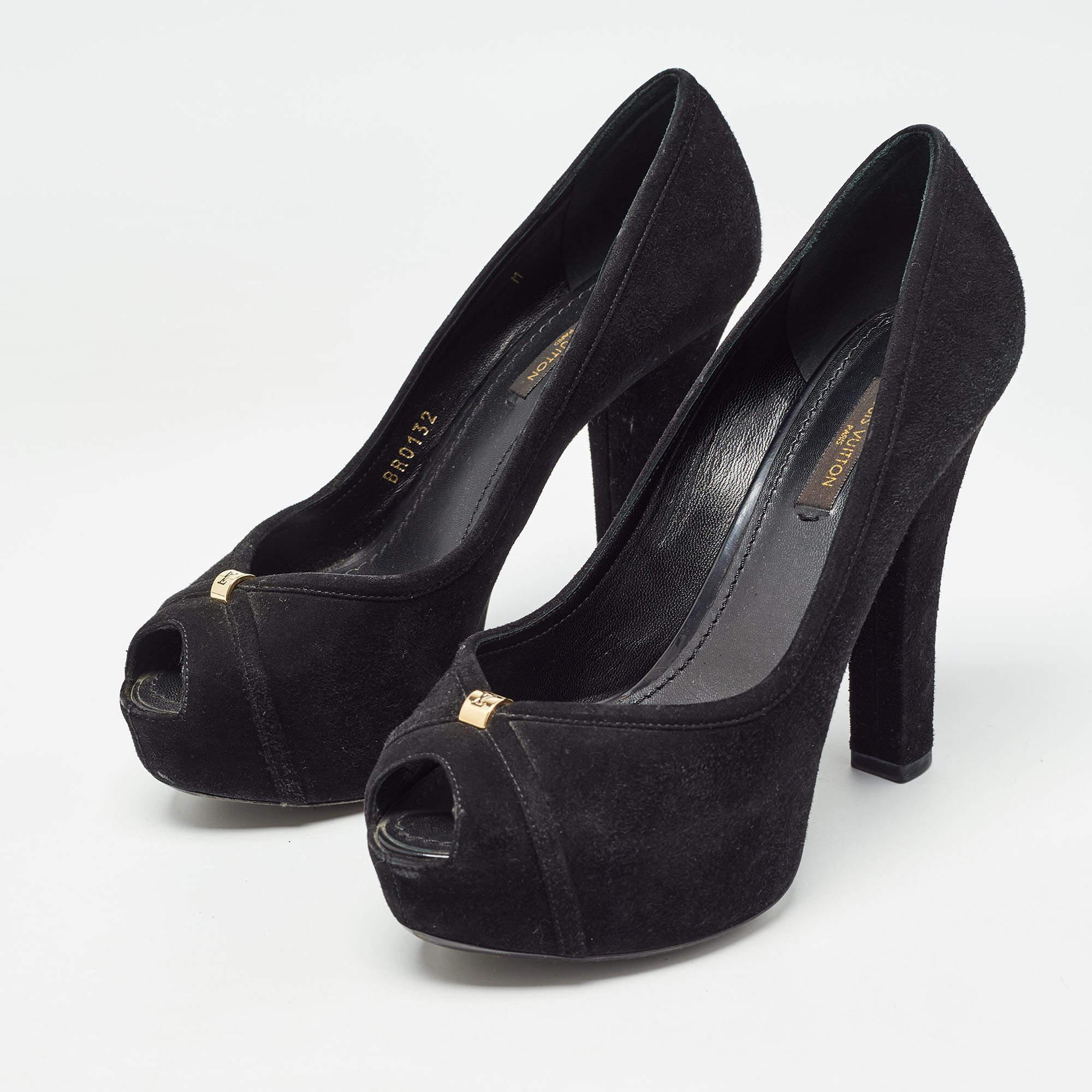 Faites preuve de chic avec ces escarpins de créateur. Ils présentent des talons robustes et des semelles durables, parfaits pour vos sorties à la mode.
