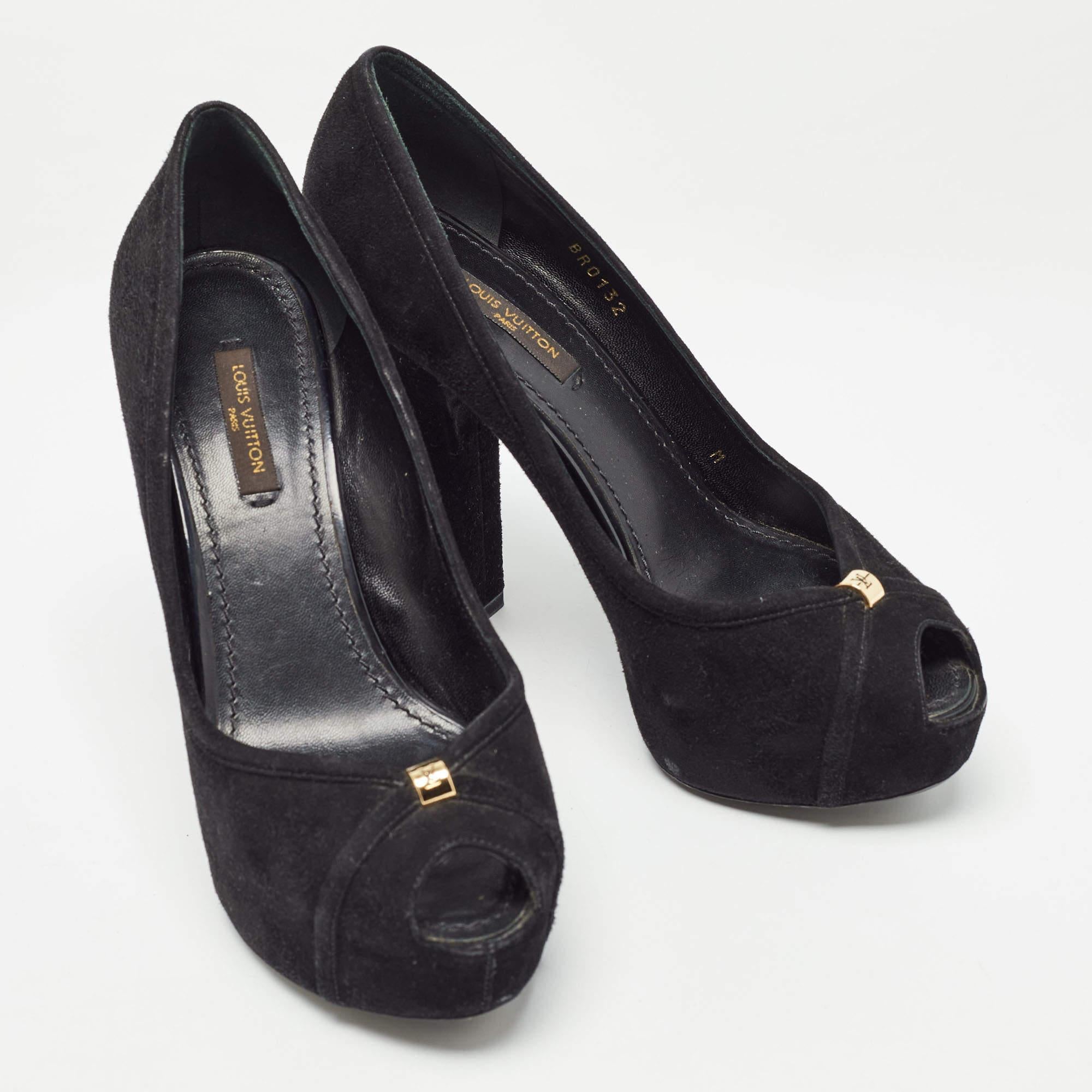 Louis Vuitton - Kimono Peep Toe Pumps en daim noir - Taille 35,5 Bon état - En vente à Dubai, Al Qouz 2