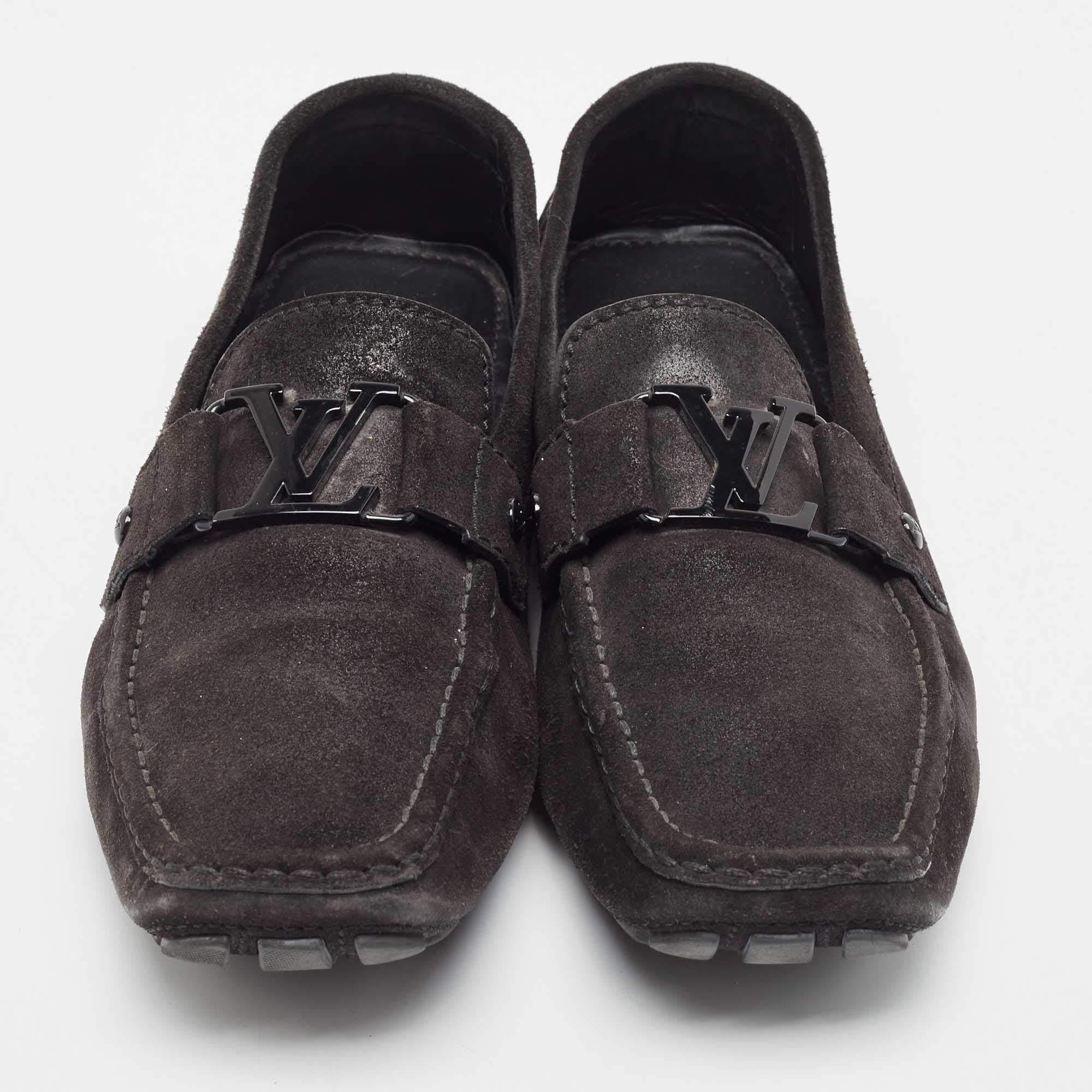 Let this comfortable pair be your first choice when you're out for a long day. These LV shoes have well-sewn uppers beautifully set on durable soles.

