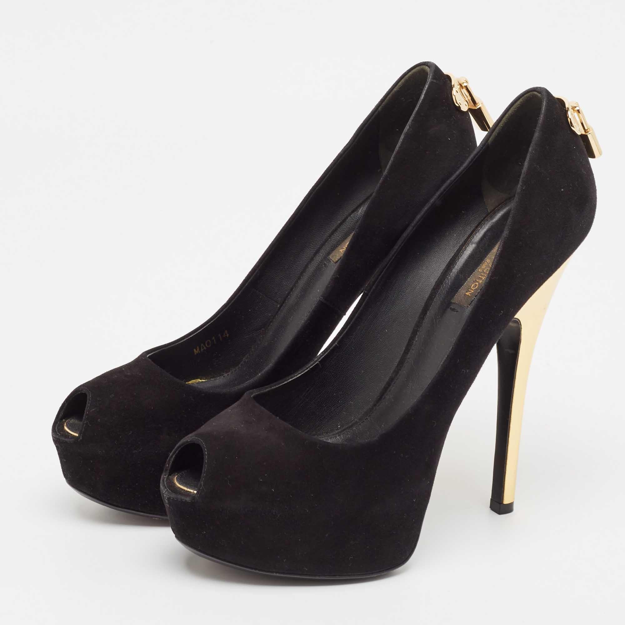 Affichez un style élégant avec cette paire d'escarpins. Ces chaussures élégantes sont fabriquées à partir de matériaux de qualité. Ils sont posés sur des semelles durables et des talons élégants.