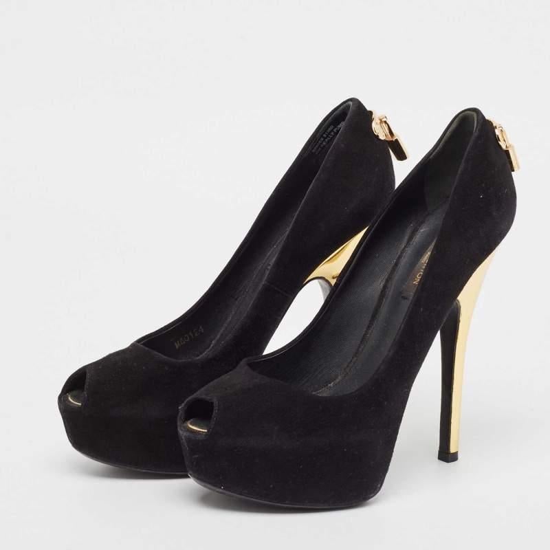 Affichez un style élégant avec cette paire d'escarpins. Ces chaussures élégantes sont fabriquées à partir de matériaux de qualité. Ils sont posés sur des semelles durables et des talons élégants.