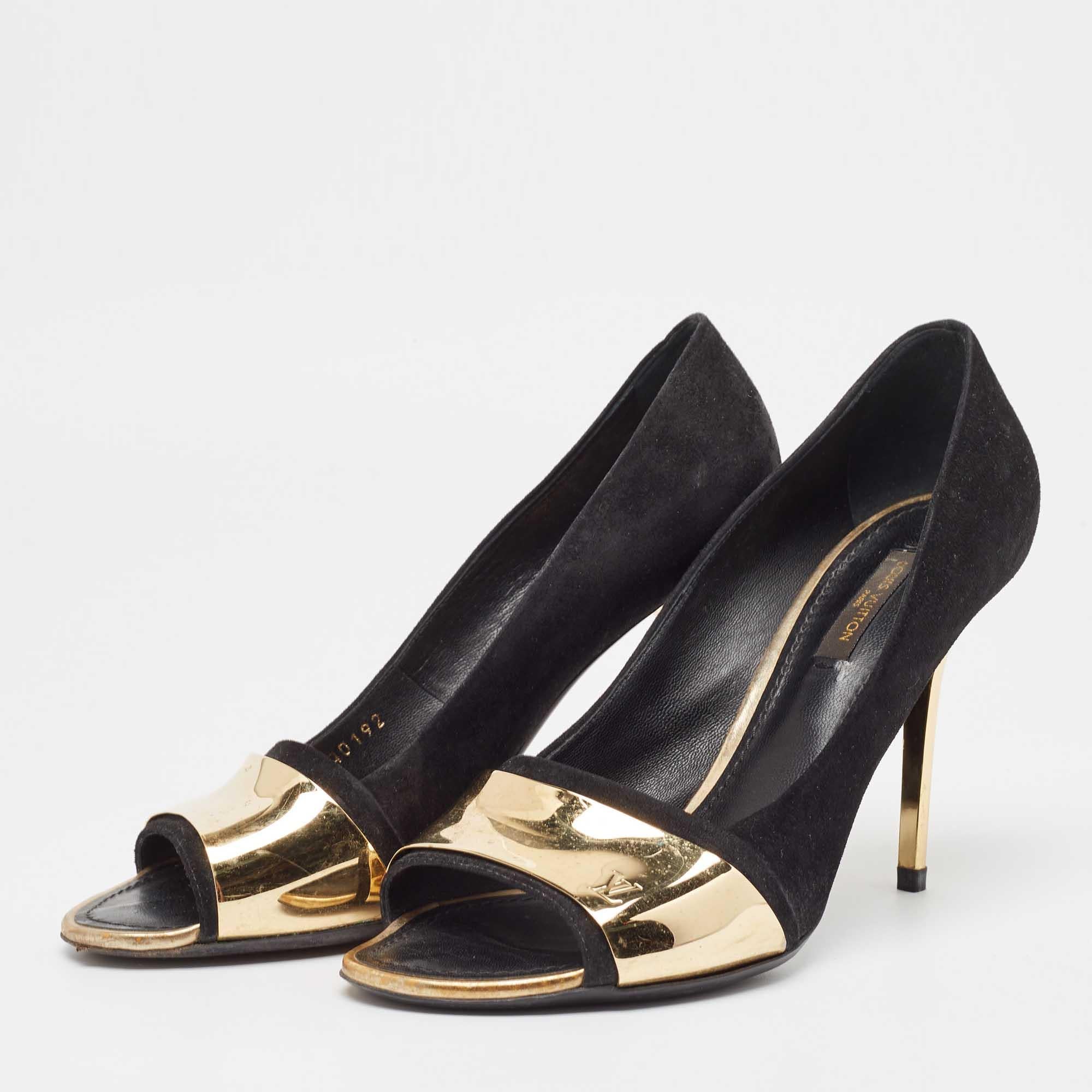 Faites preuve de chic avec ces escarpins de créateur. Elles présentent des talons robustes et des semelles durables, parfaits pour vos sorties à la mode !