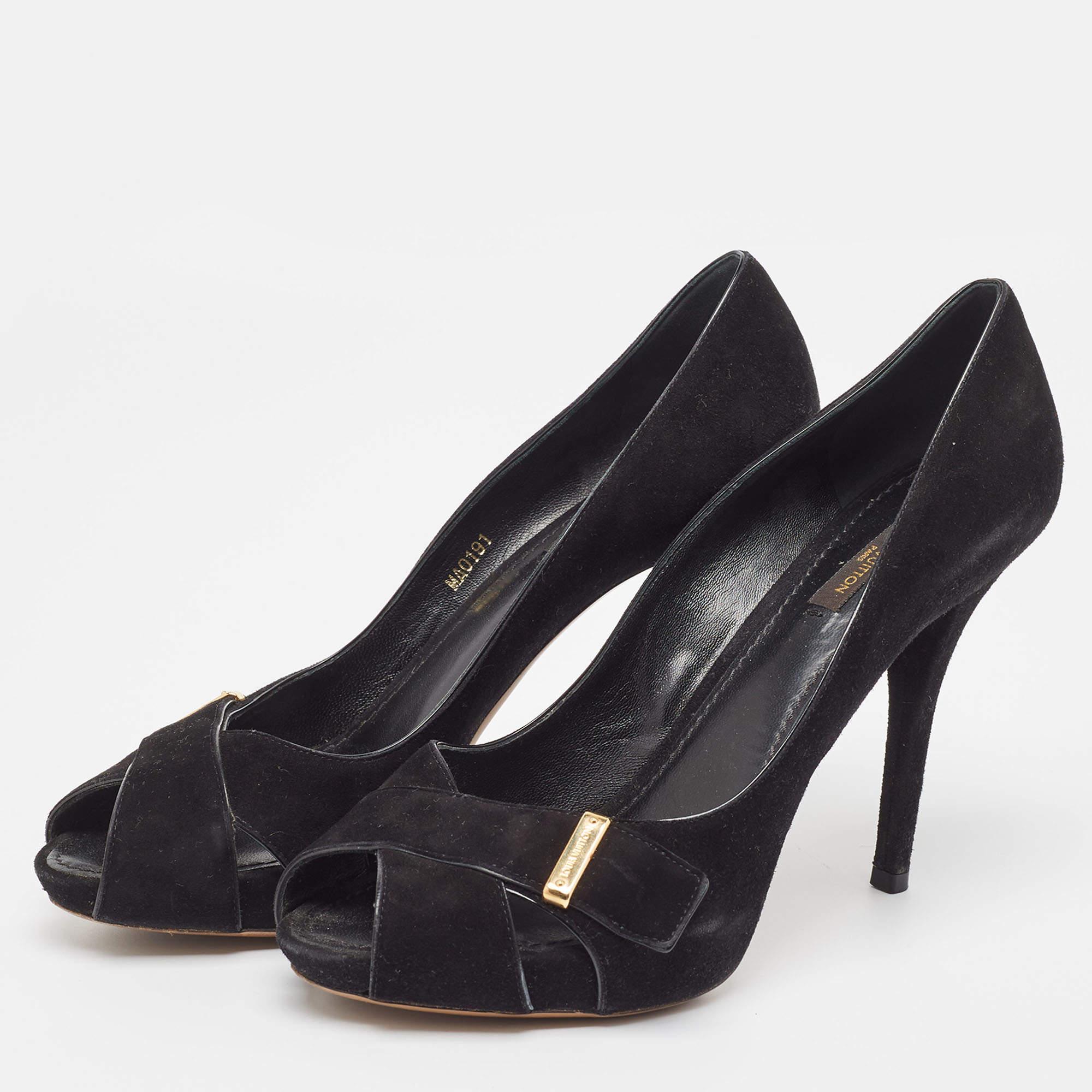 Faites preuve de chic avec ces escarpins de créateur. Elles présentent des talons robustes et des semelles durables, parfaits pour vos sorties à la mode !
