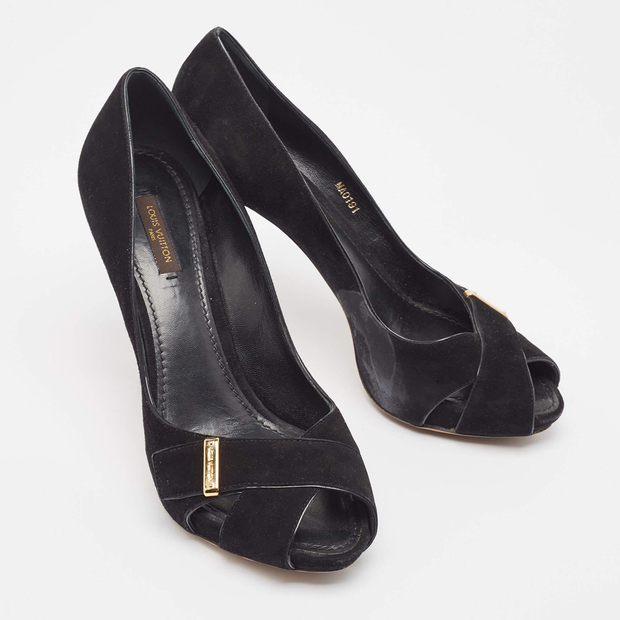 Louis Vuitton Escarpins en daim noir Taille 39 Bon état - En vente à Dubai, Al Qouz 2