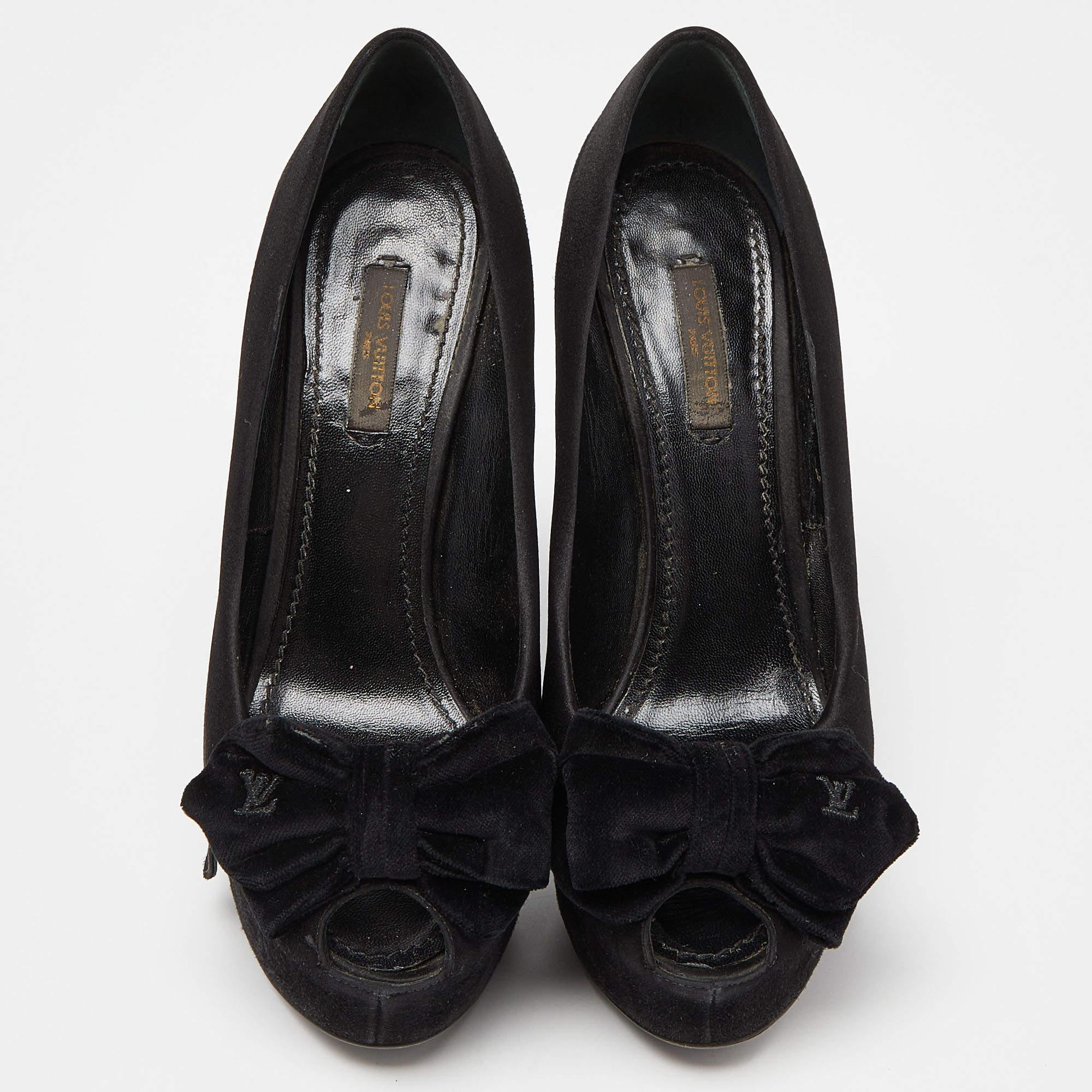 Louis Vuitton Black Suede Peep Toe Pumps Size 37.5 In Fair Condition For Sale In Dubai, Al Qouz 2