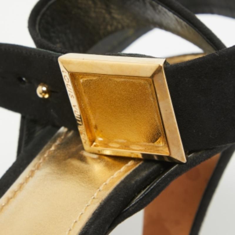 Bombas con correa al tobillo y plataforma de ante negro Louis Vuitton Talla 37.5 en Bueno estado para la venta en Dubai, Al Qouz 2