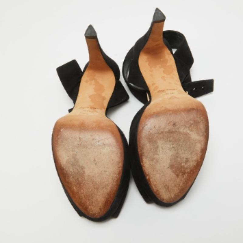 Bombas con correa al tobillo y plataforma de ante negro Louis Vuitton Talla 37.5 en venta 1