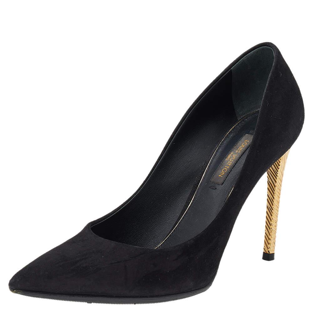 Designed to perfection, these pumps are from the renowned luxury house of Louis Vuitton. They are crafted from black suede and designed with pointed toes and 9 cm heels. Make a classy impression in this pair.