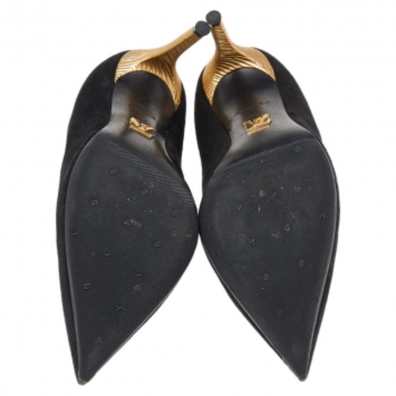Conçus à la perfection, ces escarpins proviennent de la célèbre maison de luxe Louis Vuitton. Confectionnées en daim noir, elles sont dotées de bouts pointus et de talons de 9 cm. Faites une impression de classe avec cette paire.
