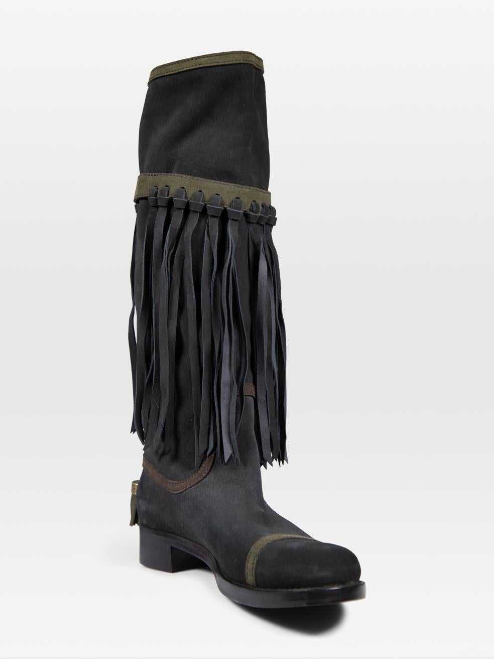 El ESTADO es Nunca usada. Debido al mal almacenamiento de las botas, hay abrasión en la puntera, el contrafuerte, el talón y ambos laterales de ambos zapatos. Roturas en los flecos de ambos zapatos y arañazos en la hebilla de ambos zapatos de este