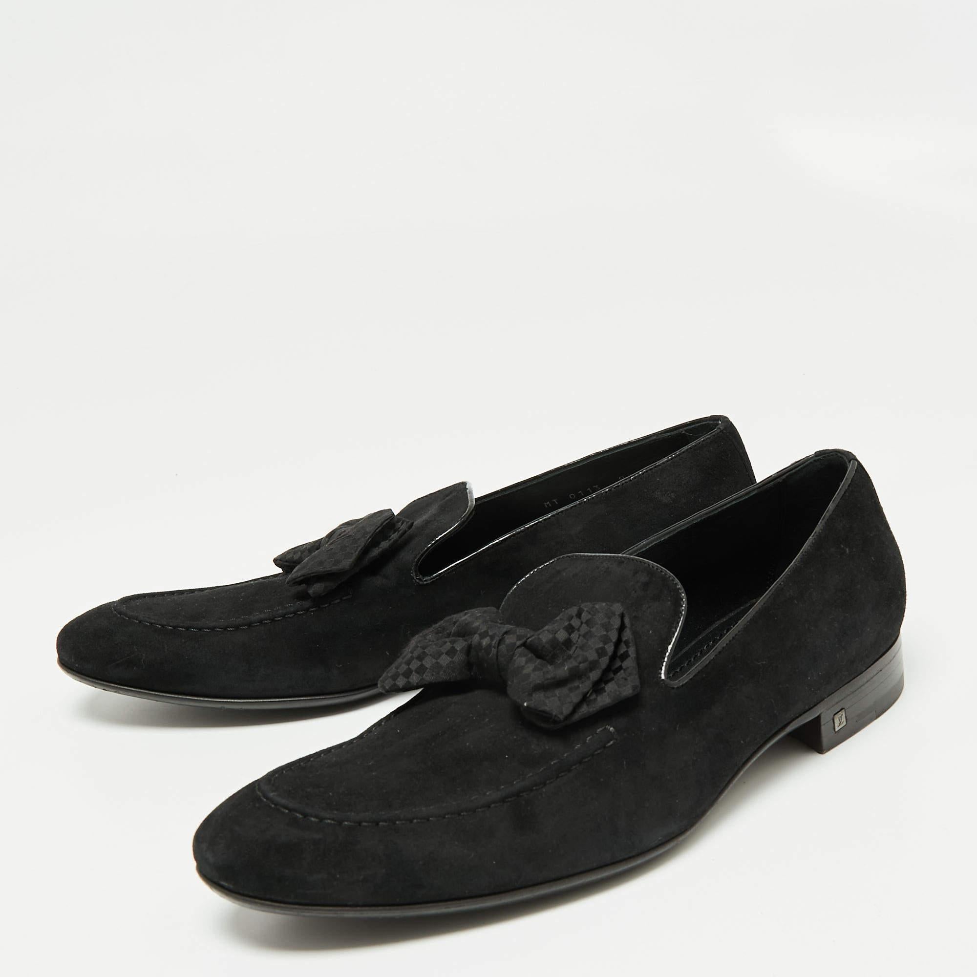 Bring an element of class and sophistication to your attire with these smoking slippers from Louis Vuitton. They have been created using black suede, with a Tuxedo bow accent placed on the vamps. They are adorned with gunmetal-tone hardware. Look
