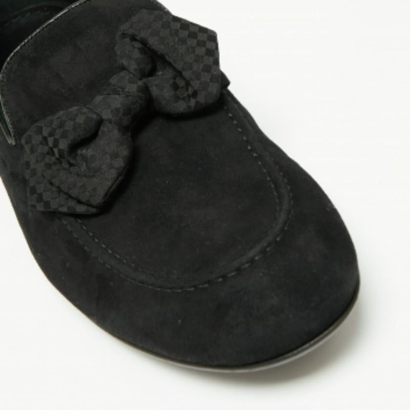Bring an element of class and sophistication to your attire with these smoking slippers from Louis Vuitton. They have been created using black suede, with a Tuxedo bow accent placed on the vamps. They are adorned with gunmetal-tone hardware. Look