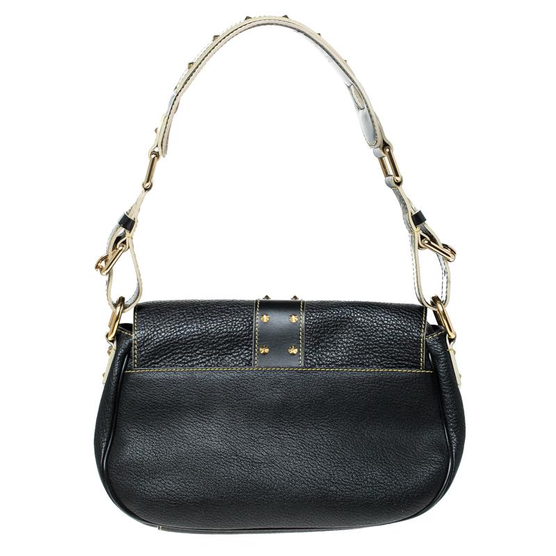 This Le Confident bag from Louis Vuitton is gorgeous. The black beauty is crafted from leather and flaunts a unique and distinctive style. It features a beautiful gold-tone lock accent on the front. Equipped with a single adjustable shoulder strap,