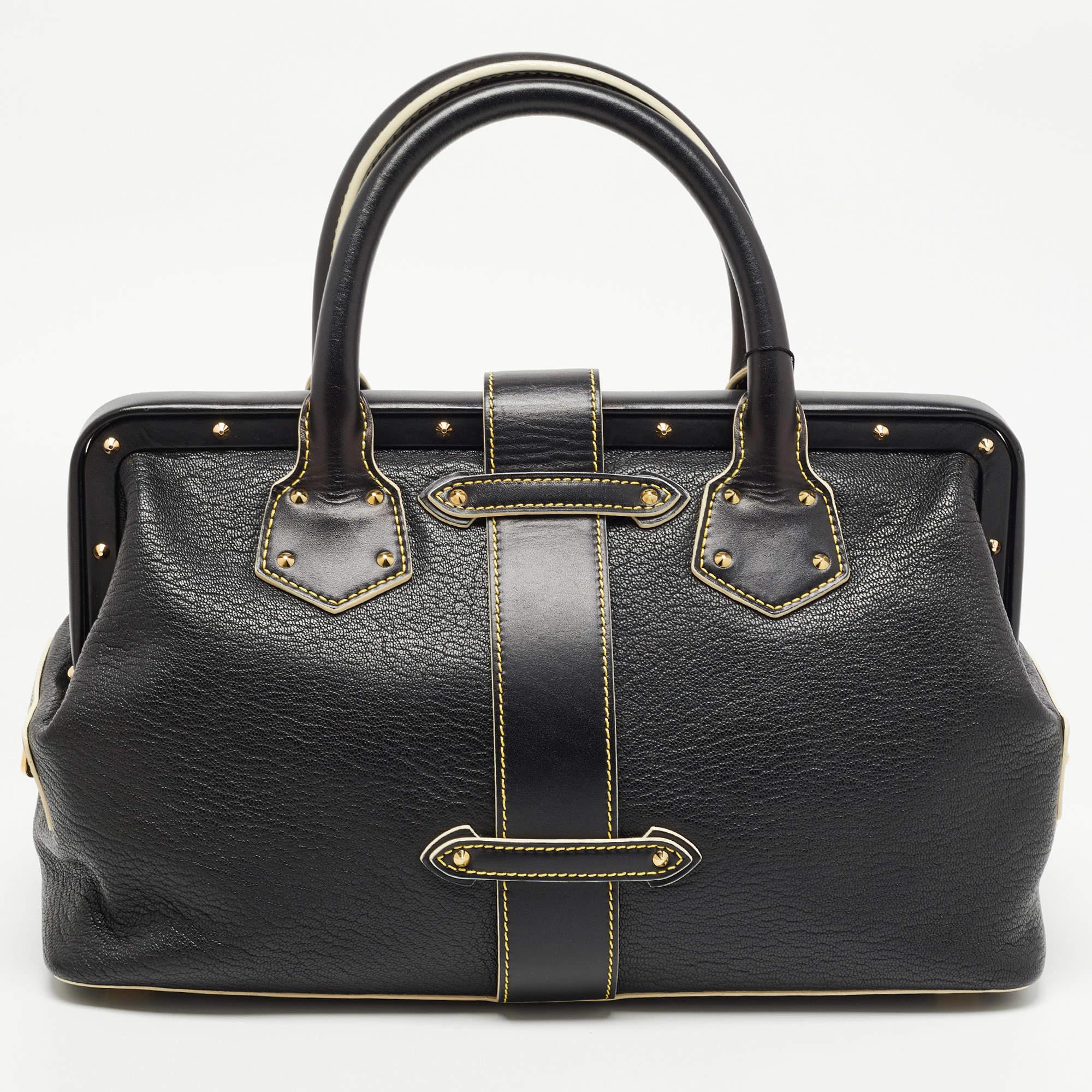 Thoughtful details, high quality, and everyday convenience mark this designer bag for women by Louis Vuitton. The bag is sewn with skill to deliver a refined look and an impeccable finish.

Includes: Brand Dustbag

